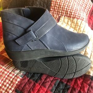 Clark’s Navy blue, 8 W, booties